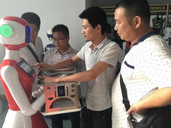 3梁宜霖工程师给教师团队讲解迎宾、送餐机器人使用、读写与操控.jpg