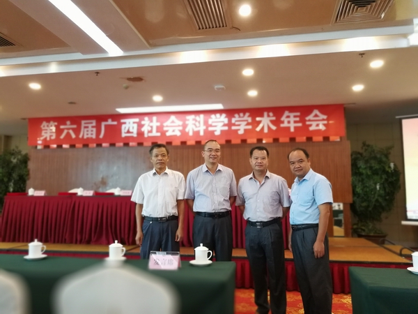 获奖教师刘子荣（左一）、严敏（左二）、李勇伟（右二）、韦伟勇（右一）在年会会场合影留念.jpg