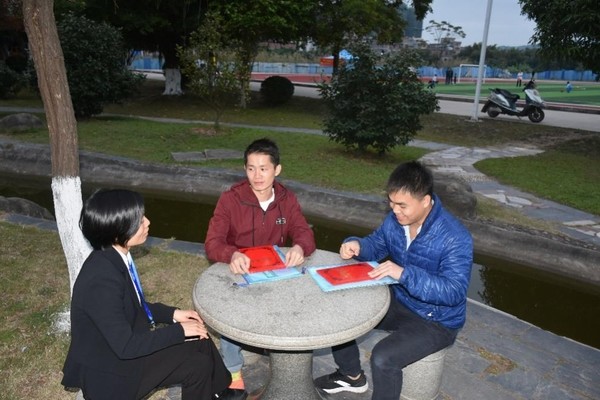 1专业教师刘秀娟（图左1）和优秀校友黎坚（图左2）、容宇荣（图右1）访谈.jpg